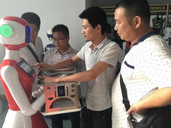 3梁宜霖工程师给教师团队讲解迎宾、送餐机器人使用、读写与操控.jpg