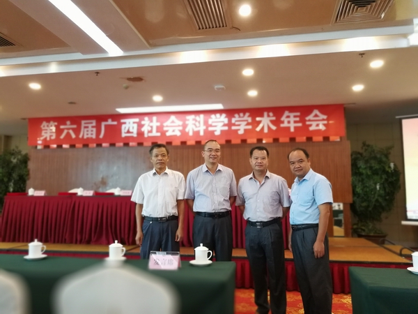 获奖教师刘子荣（左一）、严敏（左二）、李勇伟（右二）、韦伟勇（右一）在年会会场合影留念.jpg