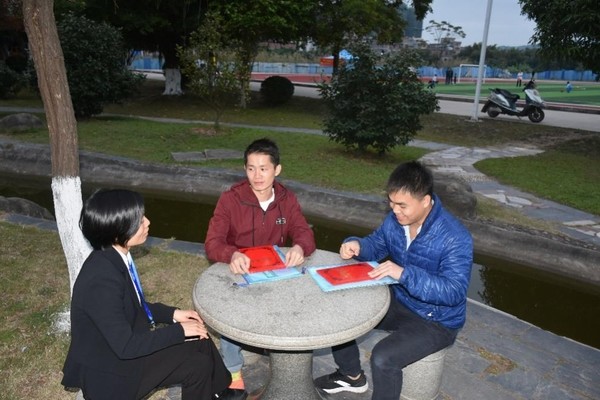 1专业教师刘秀娟（图左1）和优秀校友黎坚（图左2）、容宇荣（图右1）访谈.jpg